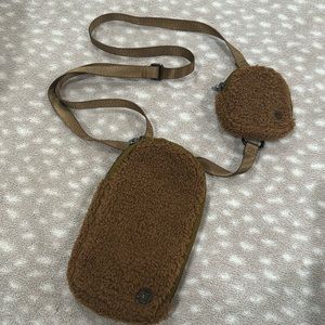 Lulu lemon amazing condition cross body for phone and EarPods